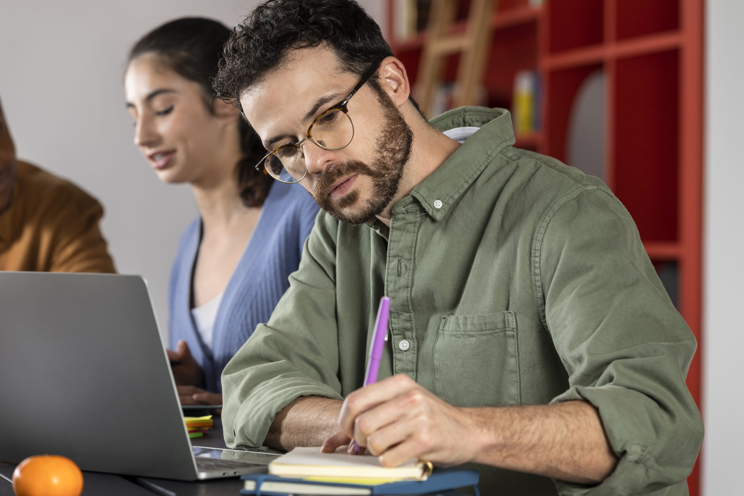 joven-escribiendo-sesion-estudio